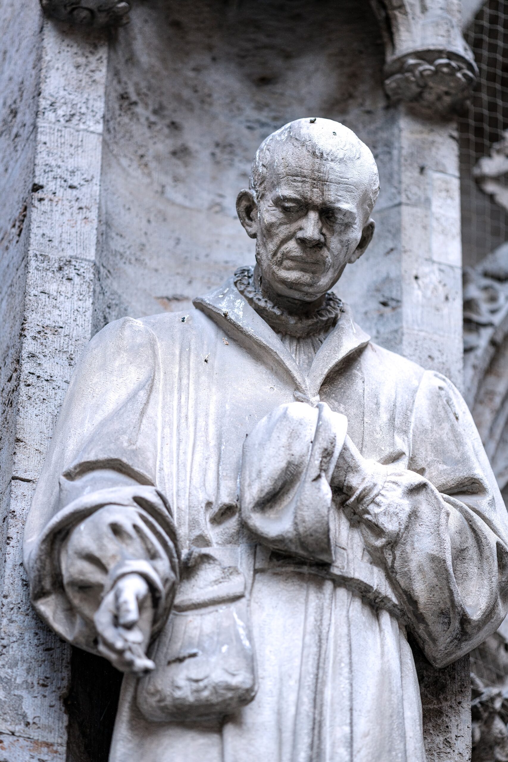 dieter-k-yjG2VLPjFLA-unsplash Giving money statue